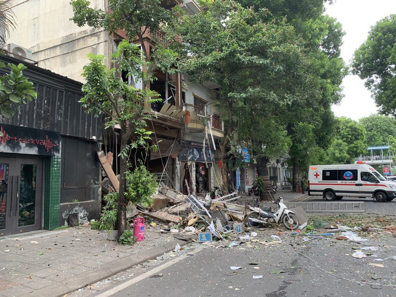 Hiện trường tan hoang sau vụ nổ ở đường Yên Phụ, quận Ba Đình - Ảnh 3