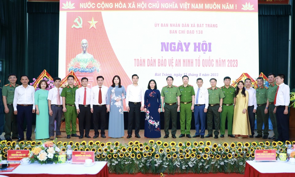 Ph&oacute; B&iacute; thư Thường trực Th&agrave;nh ủy H&agrave; Nội Nguyễn Thị Tuyến c&ugrave;ng c&aacute;c đại biểu tham dự Ng&agrave;y hội.