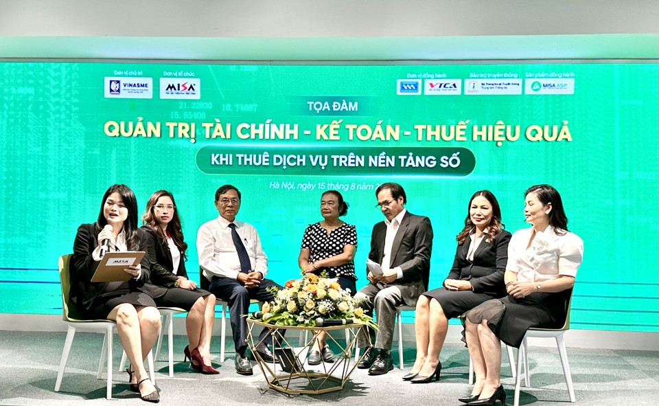 C&aacute;c diễn giả tại tọa đ&agrave;m. Ảnh: Ho&agrave;ng Anh