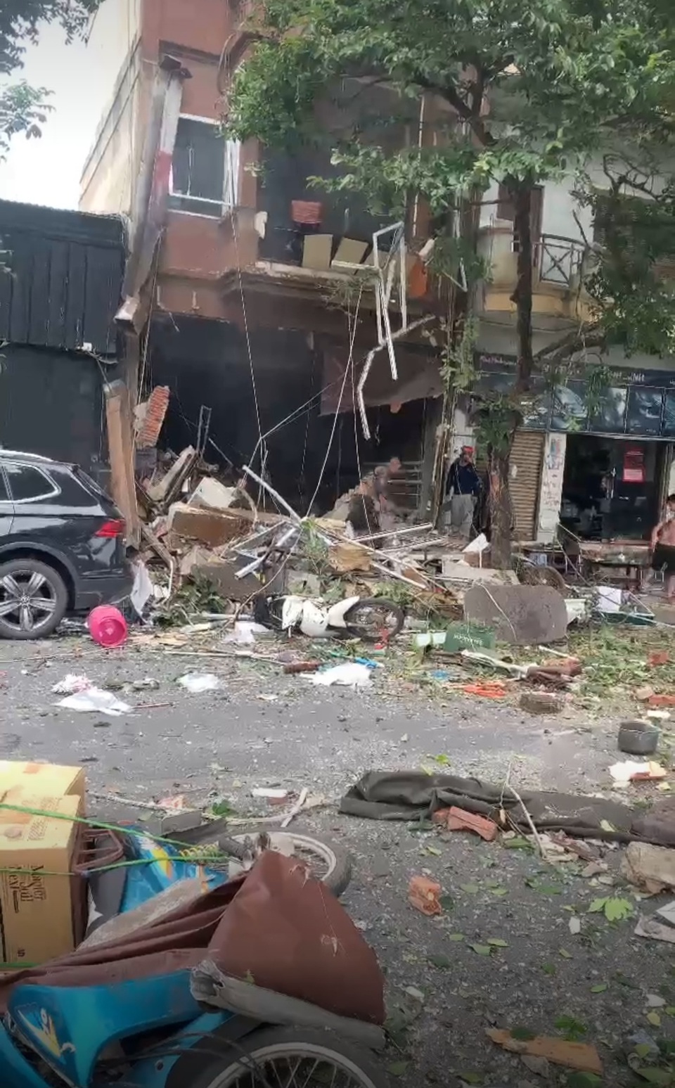 Hiện trường tan hoang sau vụ nổ ở đường Yên Phụ, quận Ba Đình - Ảnh 1