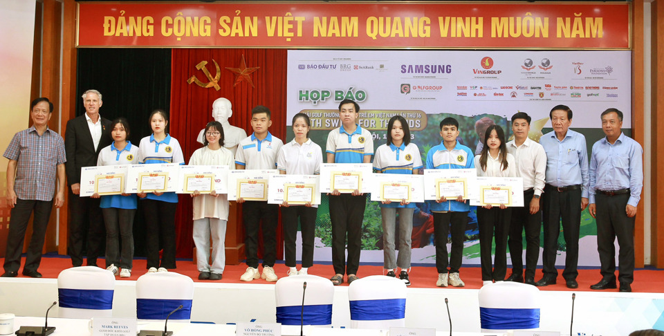 Ban tổ chức trao học bổng cho c&aacute;c em học sinh, sinh vi&ecirc;n c&oacute; th&agrave;nh t&iacute;ch tốt trong học tập tại buổi họp b&aacute;o. Ảnh: Ho&agrave;i Nam