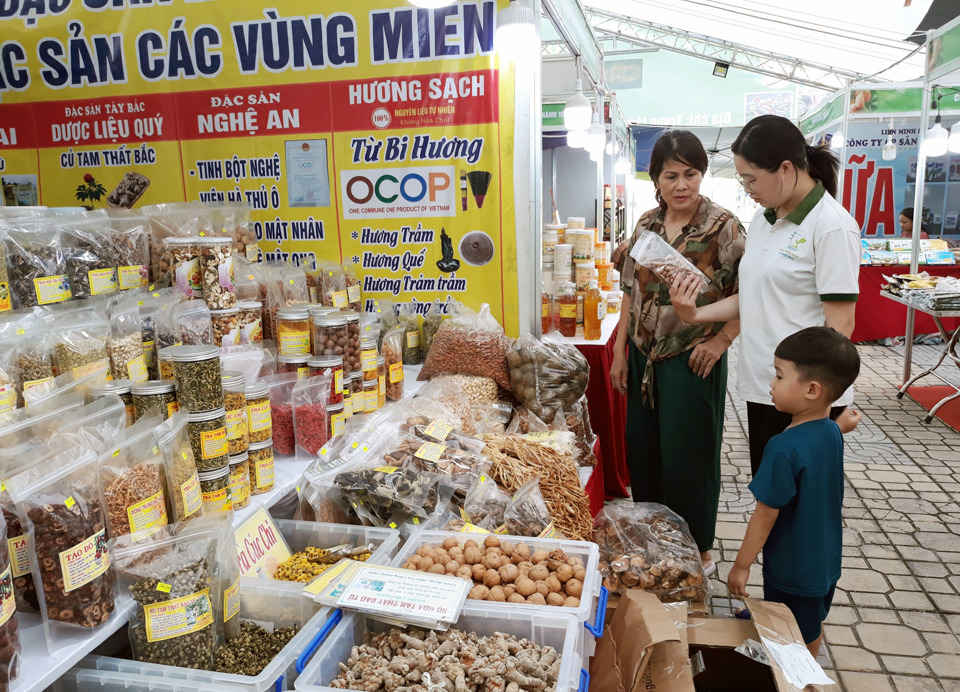 Người ti&ecirc;u d&ugrave;ng tiếp cận đặc sản v&ugrave;ng miền tại Tuần h&agrave;ng tr&aacute;i c&acirc;y, n&ocirc;ng sản c&aacute;c tỉnh, th&agrave;nh phố tại H&agrave; Nội năm 2023. Ảnh: Ho&agrave;i Nam