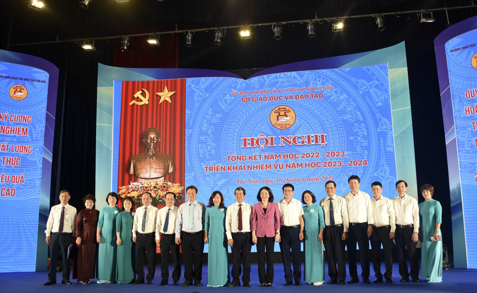 Các đại biểu chụp hình lưu niệm với đại diện lãnh đạo ngành giáo dục Hà Nội