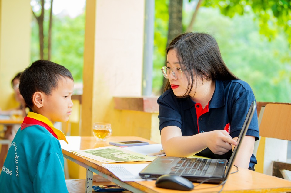 Cô giáo Trường Marie Curie hướng dẫn học trò huyện Mèo Vạc trong chuyến lên thăm trường
