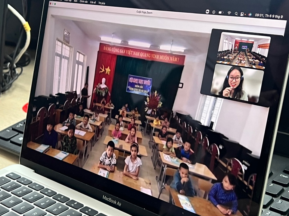 Hình ảnh học tiếng Anh trực tuyến tại lớp học huyện Mèo Vạc