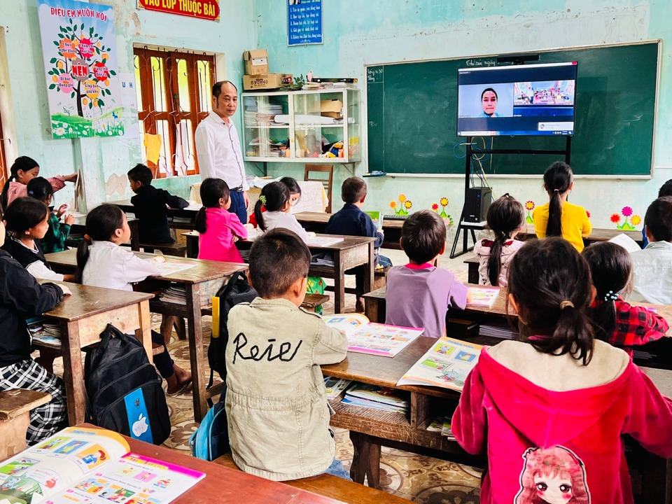Học sinh lớp 3 huyện Mèo Vạc chăm chú học Tiếng Anh qua màn hình