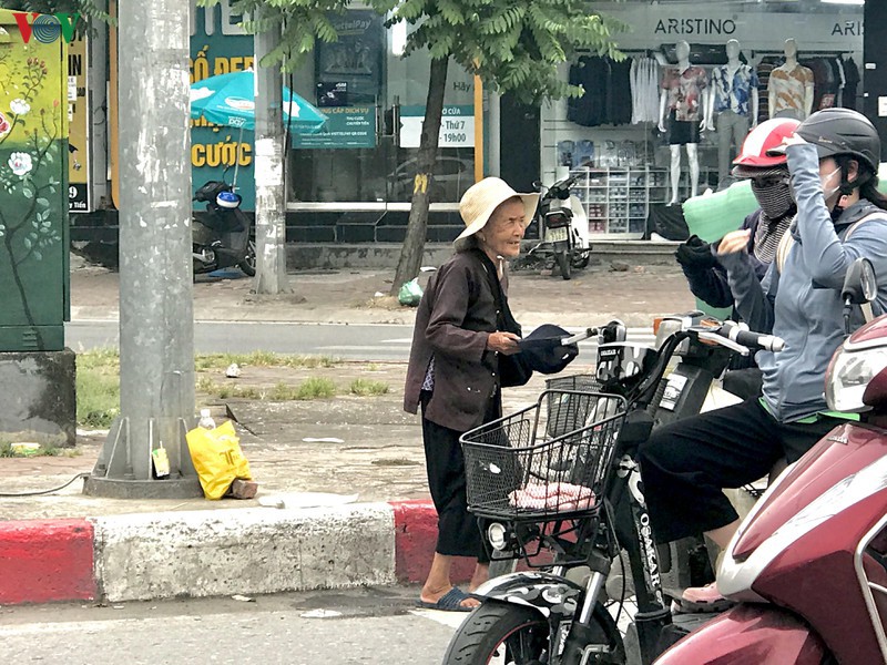 Người ăn xin tại ngã tư đường Khuất Duy Tiến - Tố Hữu (quậnThanh Xuân). Ảnh: Khánh Huyền