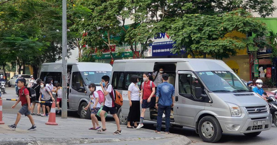 Xe đưa đón học sinh trên địa bàn quận Cầu Giấy. Ảnh: Nam Khánh