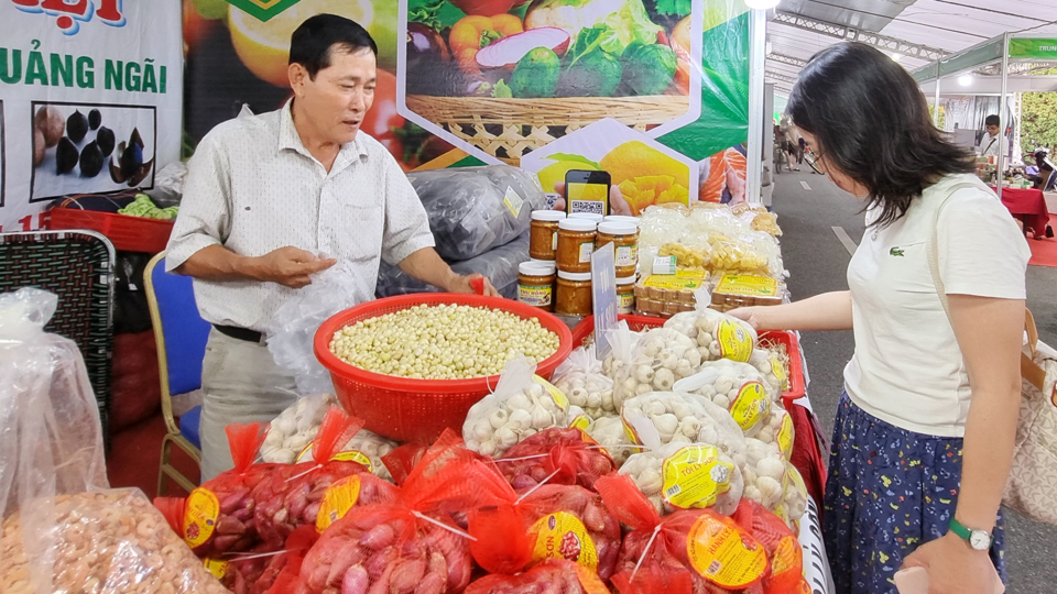 Người ti&ecirc;u d&ugrave;ng tiếp cận đặc sản v&ugrave;ng miền tại Tuần h&agrave;ng tr&aacute;i c&acirc;y, n&ocirc;ng sản c&aacute;c tỉnh, th&agrave;nh phố tại H&agrave; Nội năm 2023. Ảnh: Ho&agrave;i Nam