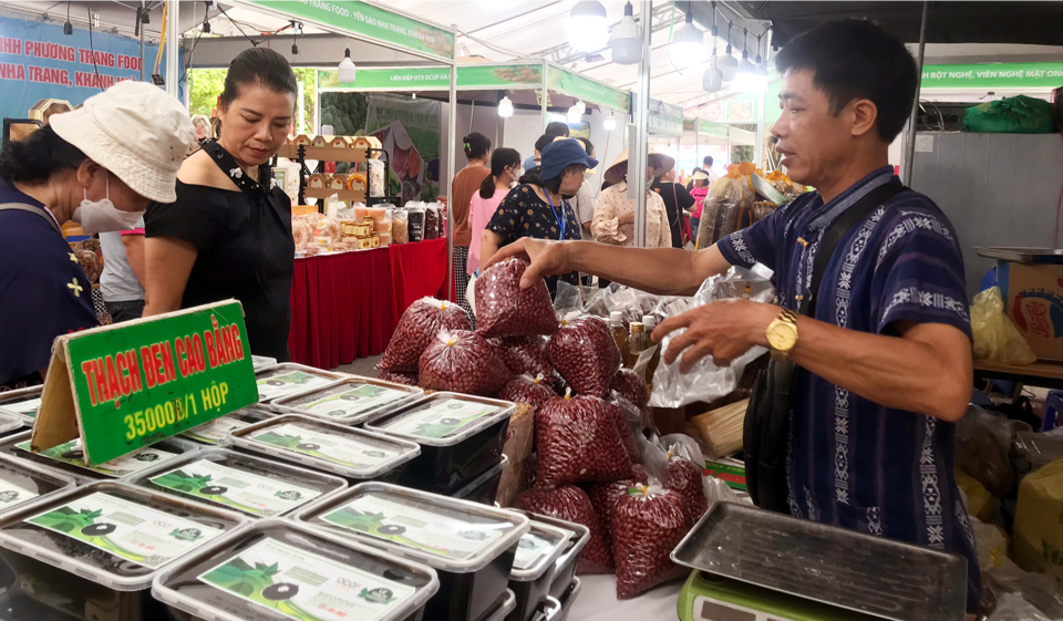 Người ti&ecirc;u d&ugrave;ng tiếp cận đặc sản v&ugrave;ng miền tại Tuần h&agrave;ng tr&aacute;i c&acirc;y, n&ocirc;ng sản c&aacute;c tỉnh, TP tại H&agrave; Nội năm 2023. Ảnh: Ho&agrave;i Nam