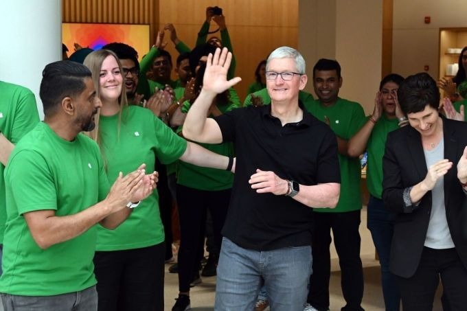 Tim Cook, CEO Apple, khai trương Apple Store ở Ấn Độ ng&agrave;y 20/4.