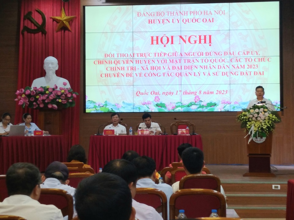 Chủ tịch UBND huyện Quốc Oai Nguyễn Trường Sơn trả lời giải đ&aacute;p c&aacute;c kiến nghị của người d&acirc;n tại buổi đối thoại.