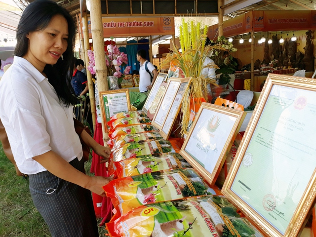 Người d&acirc;n mua sắm sản phẩm n&ocirc;ng sản OCOP tại&nbsp;Festival n&ocirc;ng sản Th&agrave;nh phố H&agrave; Nội lần thứ 2 tại huyện Ứng H&ograve;a.