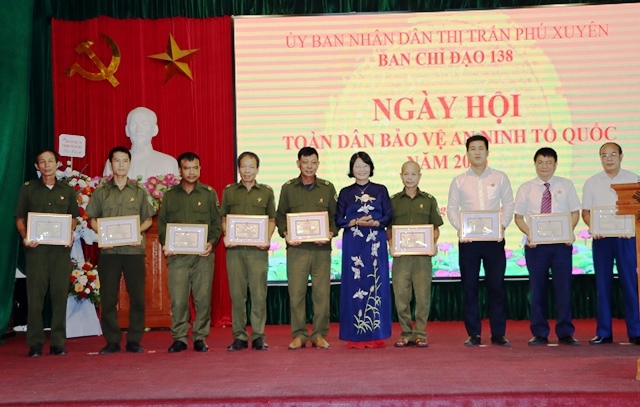Ph&oacute; Chủ tịch Uỷ ban MTTQ Việt Nam TP H&agrave; Nội Nguyễn Thị Kim Dung trao phần thưởng&nbsp;cho c&aacute;c c&aacute; nh&acirc;n