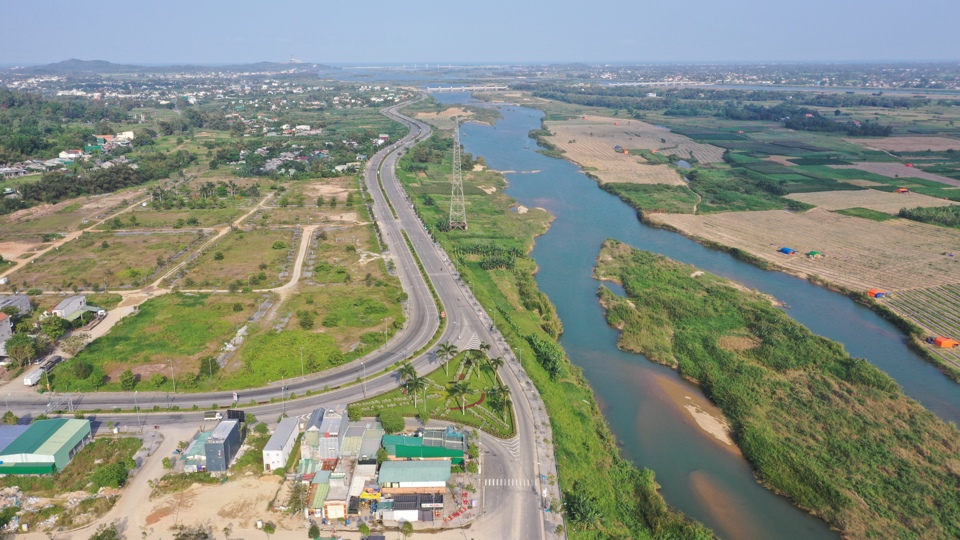 K&egrave; được x&acirc;y dựng ở bờ Bắc s&ocirc;ng Tr&agrave; Kh&uacute;c, thuộc địa b&agrave;n 2 x&atilde; Tịnh An v&agrave; Tịnh Long (TP Quảng Ng&atilde;i).