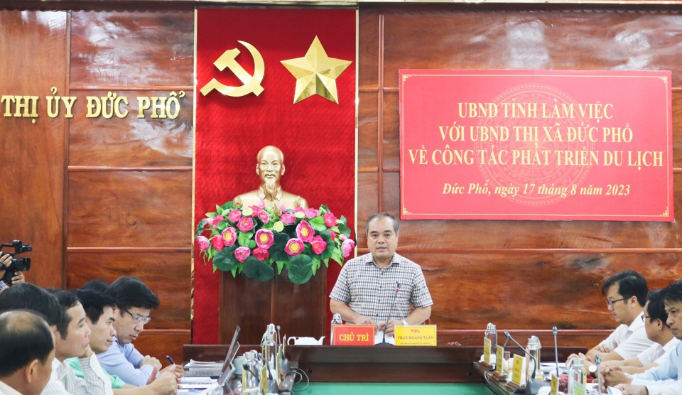 Ph&oacute; Chủ tịch Thường trực UBND tỉnh Quảng Ng&atilde;i Trần Ho&agrave;ng Tuấn chủ tr&igrave; cuộc họp.