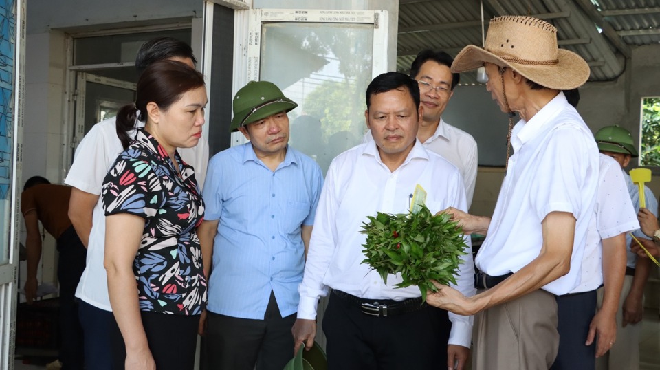 Đại diện Hợp t&aacute;c x&atilde; Rau quả sạch Ch&uacute;c Sơn giới thiệu về truy xuất nguồn gốc sản phẩm.&nbsp;