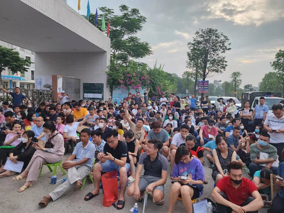 Hàng trăm phụ huynh ngồi chờ mua hồ sơ lớp 1 tại Trường Tiểu học Vạn Bảo (quận Hà Đông)