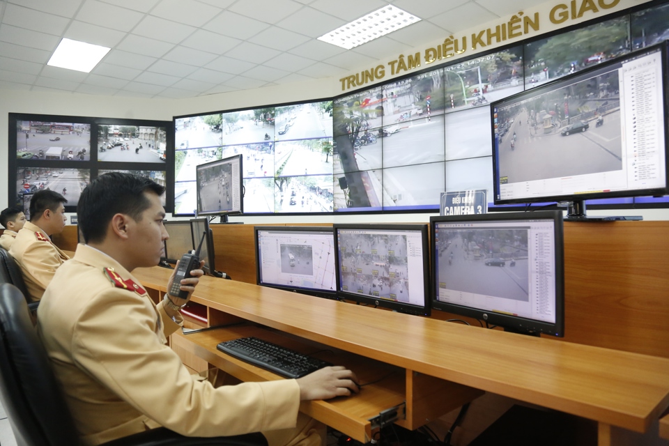 Ph&ograve;ng Cảnh s&aacute;t giao th&ocirc;ng C&ocirc;ng an TP H&agrave; Nội kiểm tra c&aacute;c phương tiện giao th&ocirc;ng qua m&agrave;n h&igrave;nh tr&ecirc;n địa b&agrave;n. Ảnh: Thanh Hải