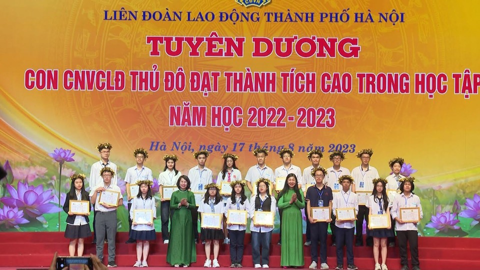 Hội nghị cũng tuy&ecirc;n dương con của CNVCLĐ Thủ đ&ocirc; đạt th&agrave;nh t&iacute;ch cao trong học tập