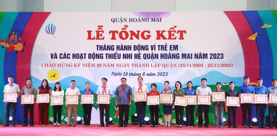 B&iacute; thư Quận ủy, Chủ tịch HĐND quận Ho&agrave;ng Mai Nguyễn Quang Hiếu trao thưởng cho c&aacute;c tập thể, c&aacute; nh&acirc;n xuất sắc. Ảnh: HM.