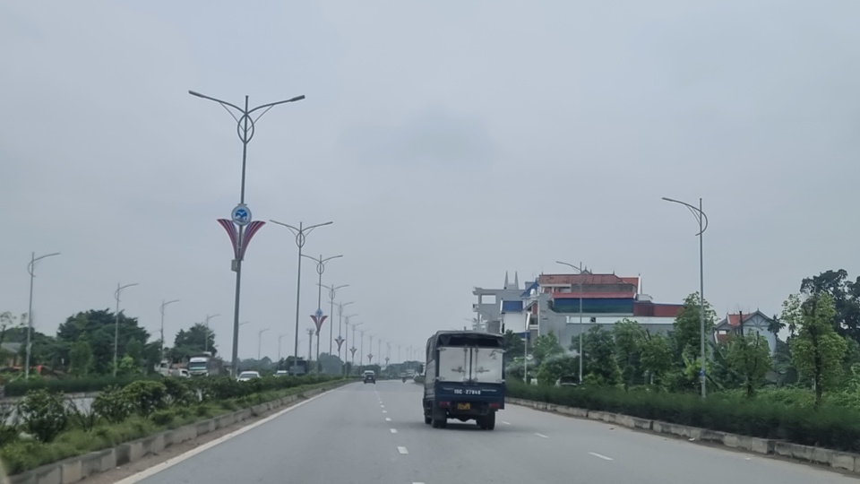 Đường tỉnh 359 d&agrave;i 14 km hiện mới chỉ xong được 4 km đường n&ecirc;n c&acirc;y trồng cũng chưa được b&agrave;n giao cho đơn vị thụ hưởng. Ảnh Vĩnh Qu&acirc;n