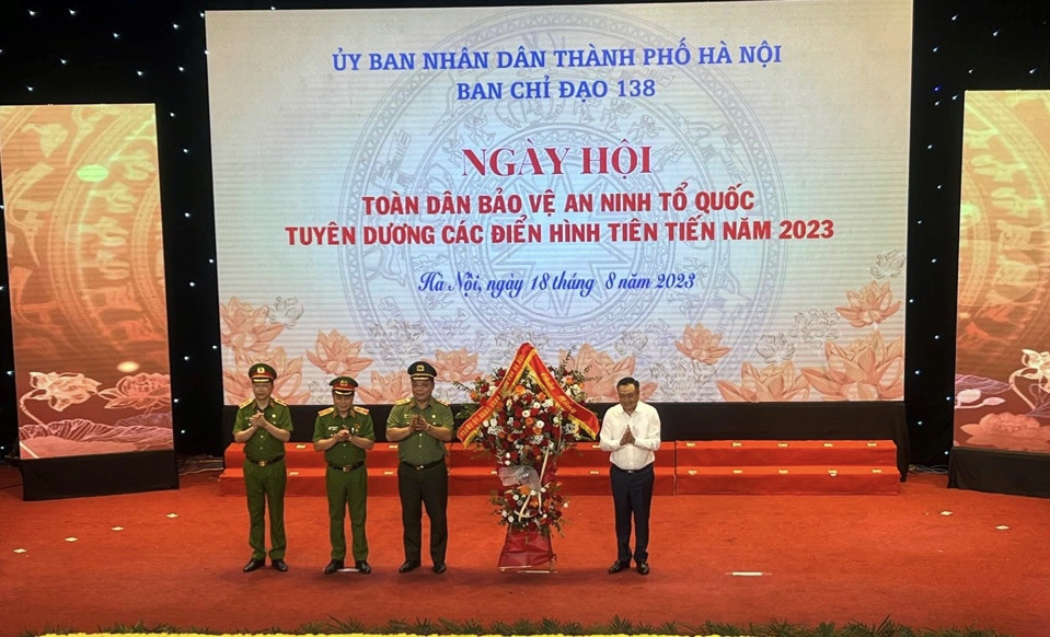 Chủ tịch UBND TP H&agrave; Nội Trần Sỹ Thanh trao tặng lẵng hoa ch&uacute;c mừng ng&agrave;y hội.