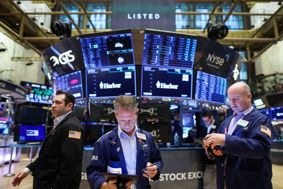 C&aacute;c nh&agrave; giao dịch cổ phiếu tr&ecirc;n s&agrave;n NYSE ở New York, Mỹ. Ảnh: Reuters