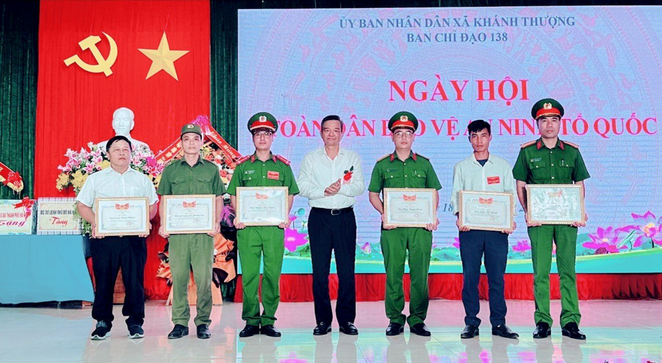 B&iacute; thư Huyện uỷ Ba V&igrave; Dương Cao Thanh tặng giấy khen cho c&aacute;c tập thể c&aacute; nh&acirc;n xuất sắc trong phong tr&agrave;o &ldquo;To&agrave;n d&acirc;n bảo vệ an ninh Tổ quốc&rdquo;.