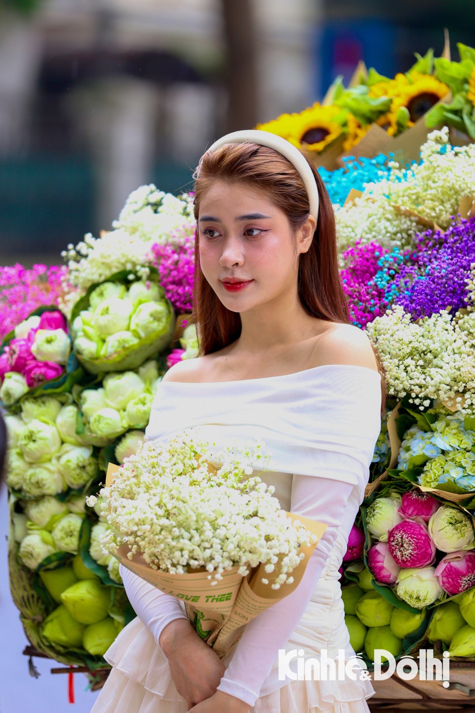 Giới trẻ Hà Nội rạng ngời check-in bên xe hoa trên phố - Ảnh 1