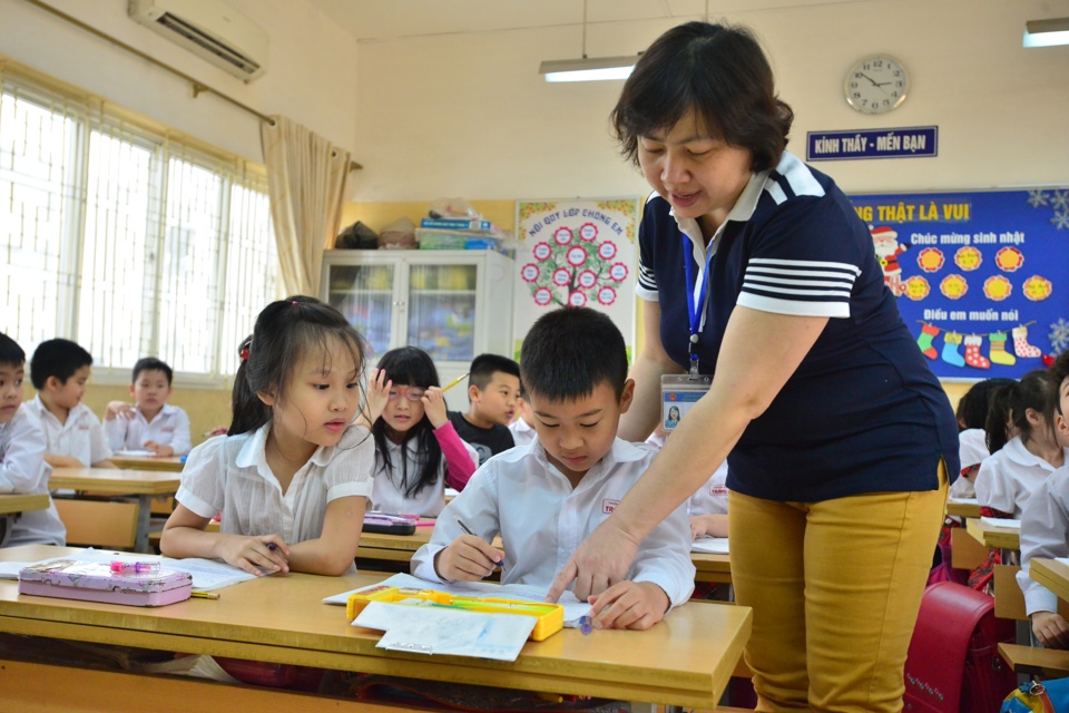 Giáo viên Trường Tiểu học Tràng An, quận Hoàn Kiếm trong giờ lên lớp. Ảnh: Phạm Hùng