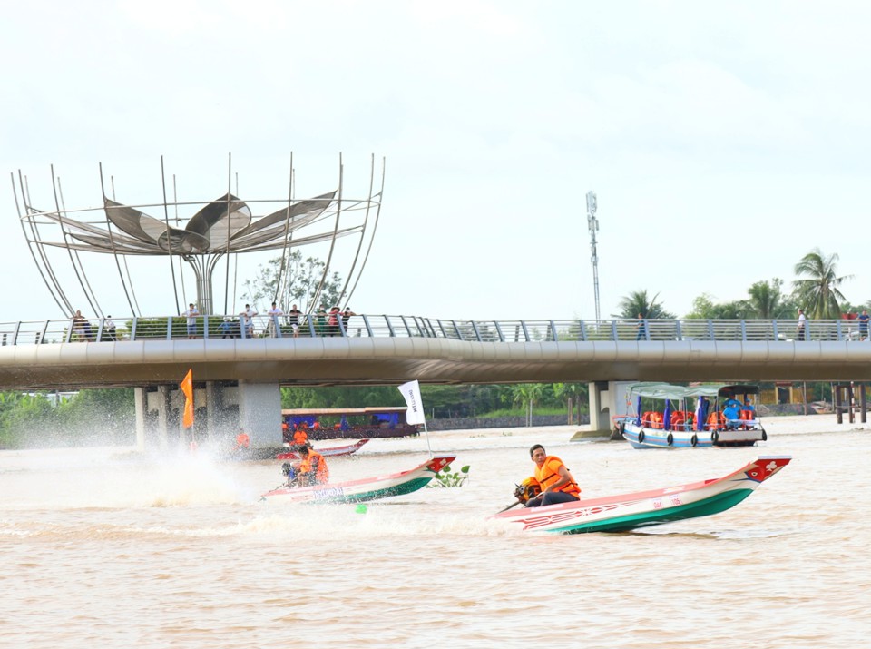 Giải V&ocirc; địch đua Vỏ Composite quốc gia lần thứ II năm 2022 c&oacute; 13 đơn vị của c&aacute;c tỉnh, th&agrave;nh trong cả nước với&nbsp;70 vận động vi&ecirc;n tranh t&agrave;i 1 bộ huy chương ở cự ly 600m Nam.