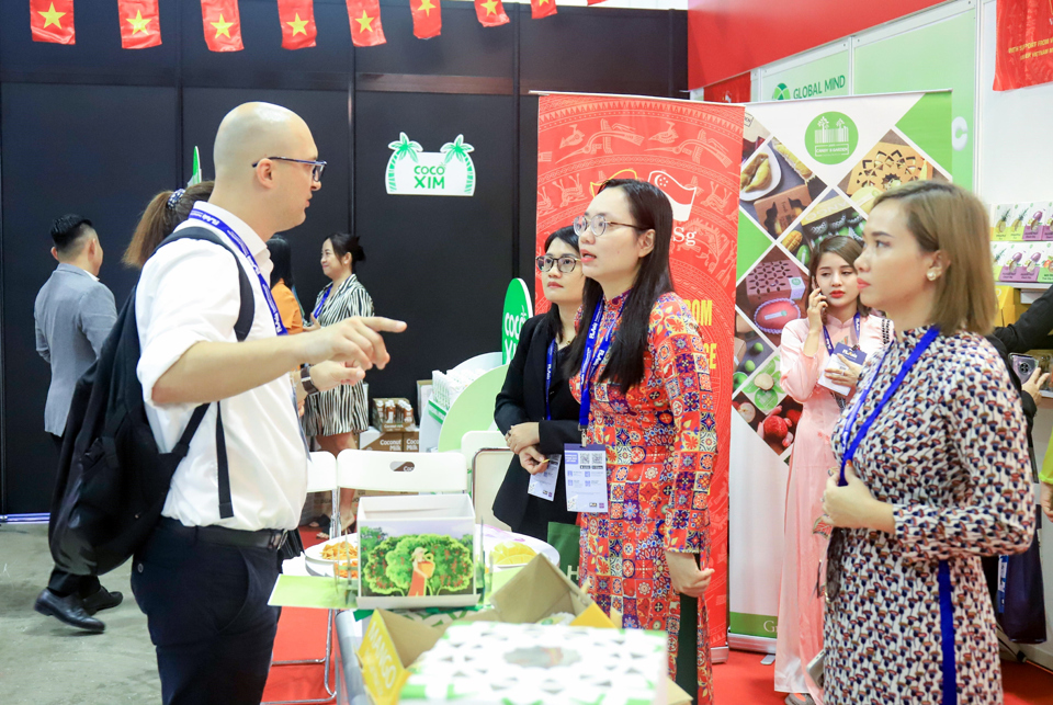 Doanh nghiệp Singapore tiếp cận sản phẩm Halal do Việt Nam sản xuất. Ảnh: Ho&agrave;i Nam