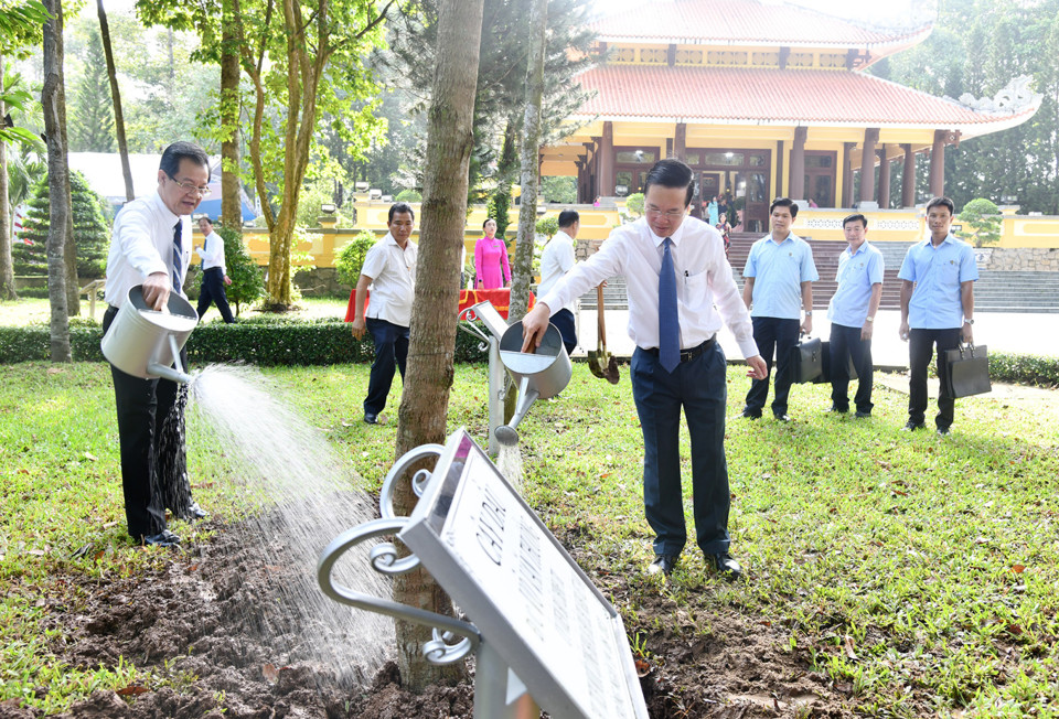 Chủ tịch nước V&otilde; Văn Thưởng trồng c&acirc;y tại Khu lưu niệm Chủ tịch T&ocirc;n Đức Thắng. Ảnh Ph&oacute;ng vi&ecirc;n