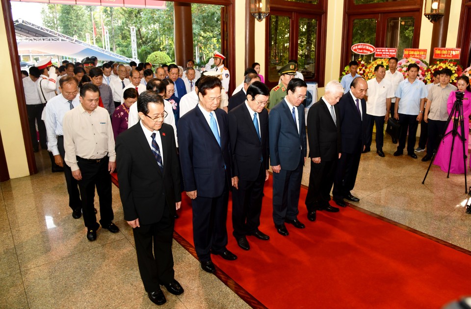 Chủ tịch nước V&otilde; Văn Thưởng, c&ugrave;ng c&aacute;c th&agrave;nh vi&ecirc;n đo&agrave;n c&ocirc;ng t&aacute;c Trung ương, tỉnh An Giang viếng, d&acirc;ng hương tưởng nhớ Chủ tịch T&ocirc;n Đức Thắng. Ảnh Ph&oacute;ng vi&ecirc;n