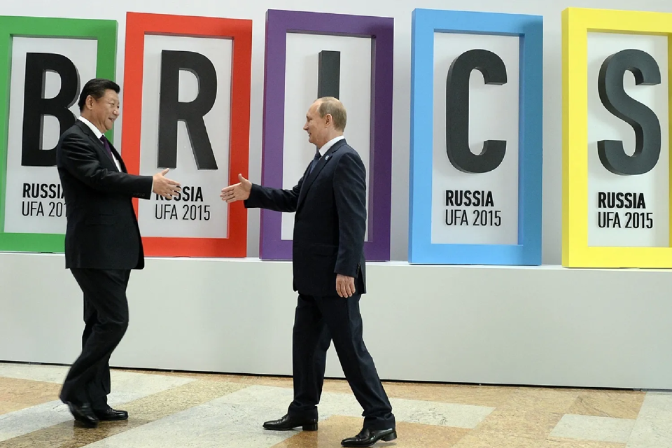 Tổng thống Nga Vladimir Putin tiếp đ&oacute;n Chủ tịch Trung Quốc Tập Cận B&igrave;nh tại thượng đỉnh BRICS lần thứ 7 tại Ufa, Nga, v&agrave;o ng&agrave;y 9/7/ 2015. Nguồn: Foreign Policy