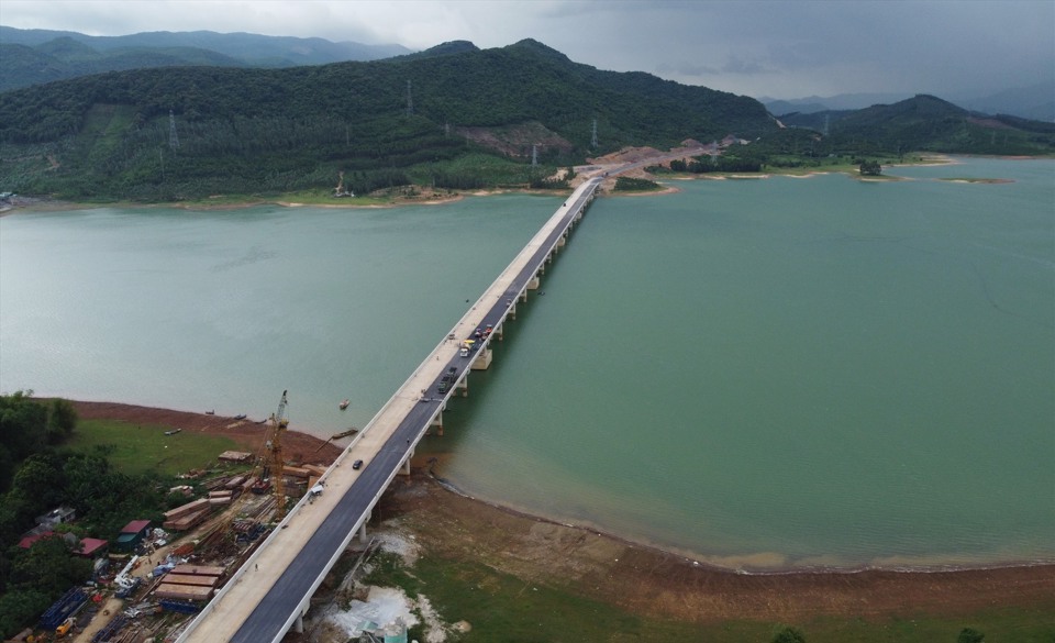 Khẩn trương hoàn thành cây cầu dài nhất cao tốc Bắc - Nam - Ảnh 4