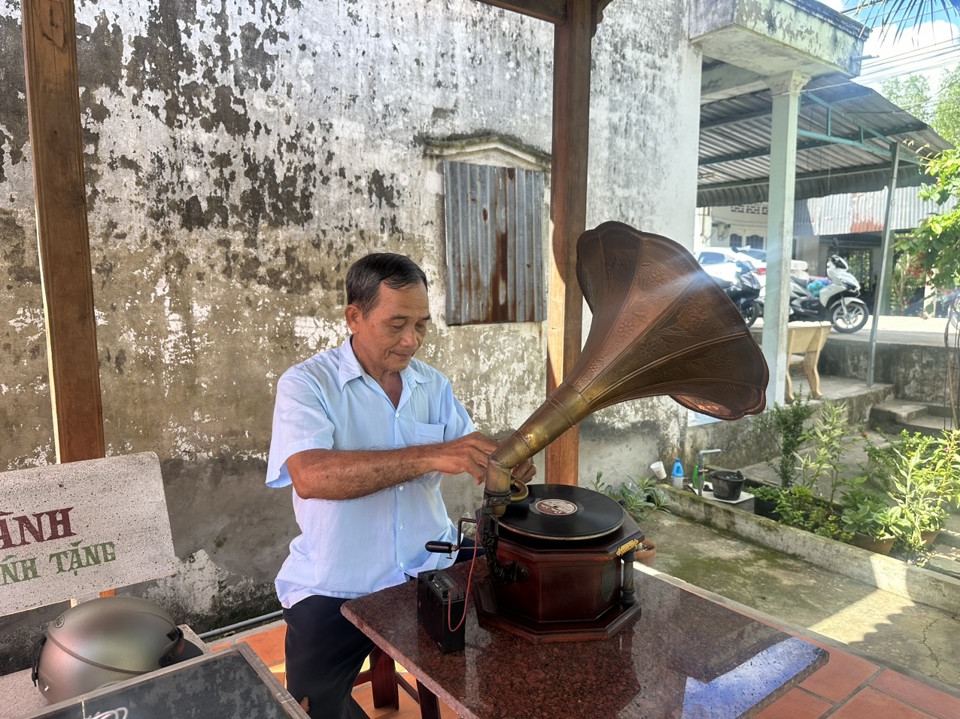 Lão nông miền Tây dành hết tiền bán lúa mua giường cổ 200 triệu đồng - Ảnh 1