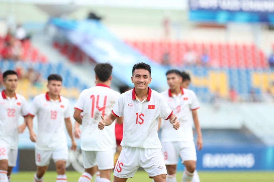 Minh Quang ghi b&agrave;n thắng thứ 2 cho U23 Việt Nam. Ảnh: Hải Ho&agrave;ng