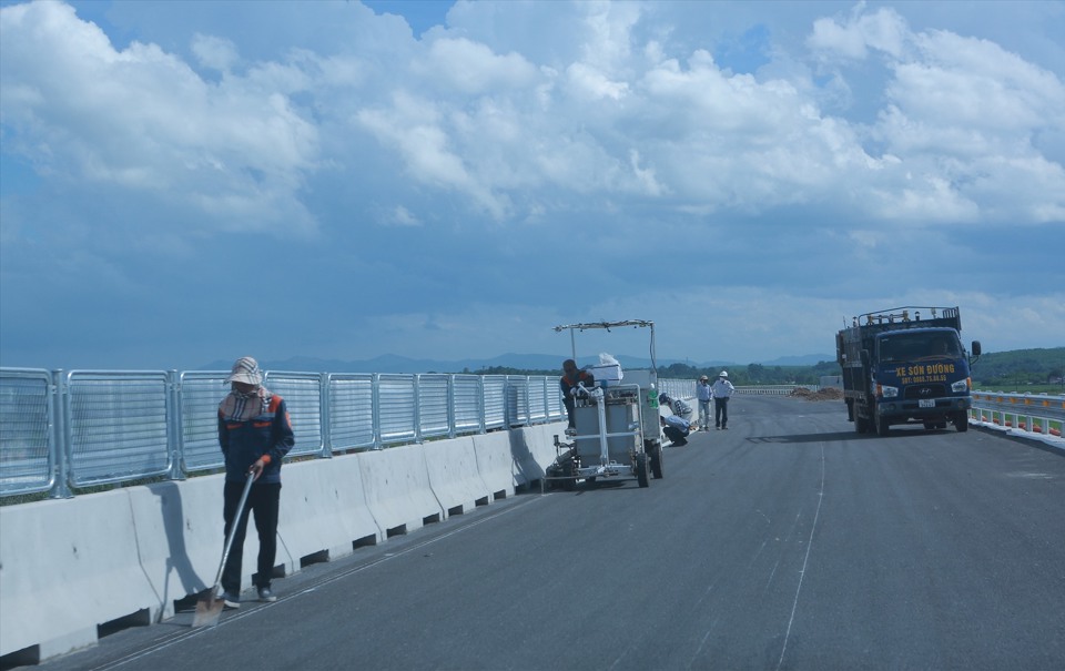 Khẩn trương hoàn thành cây cầu dài nhất cao tốc Bắc - Nam - Ảnh 3