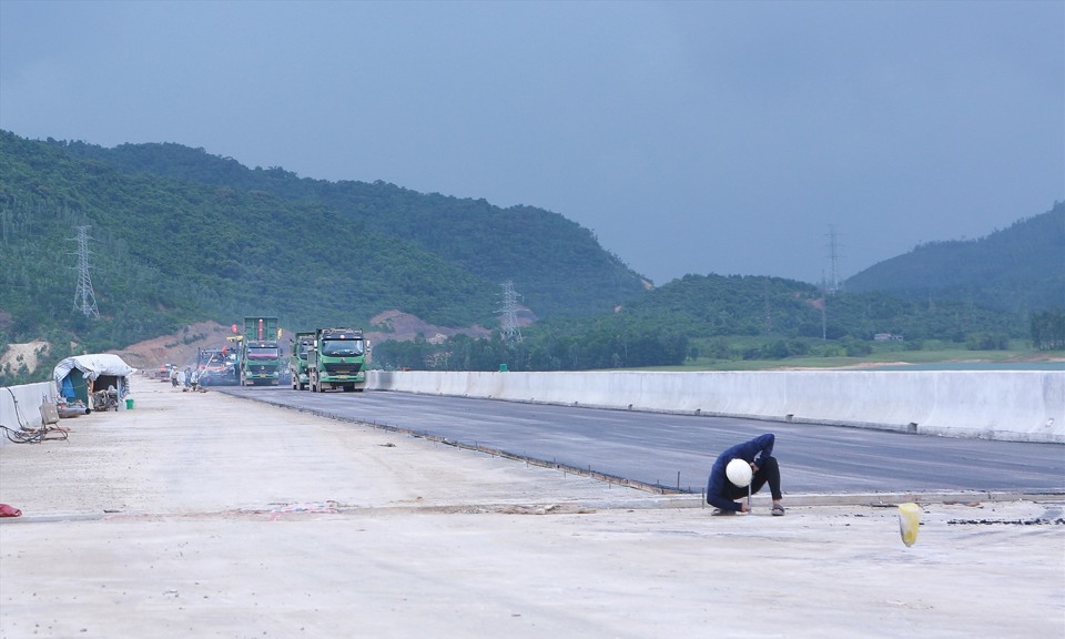 Khẩn trương hoàn thành cây cầu dài nhất cao tốc Bắc - Nam - Ảnh 8
