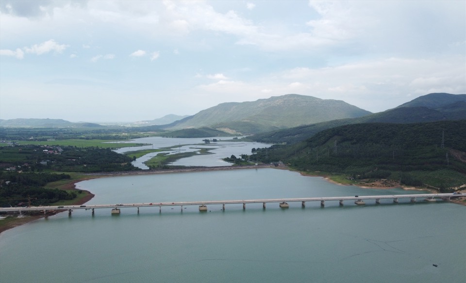 Khẩn trương hoàn thành cây cầu dài nhất cao tốc Bắc - Nam - Ảnh 5