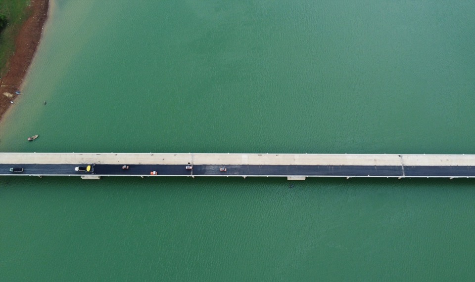 Khẩn trương hoàn thành cây cầu dài nhất cao tốc Bắc - Nam - Ảnh 6