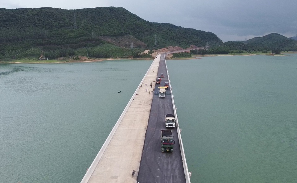 Khẩn trương hoàn thành cây cầu dài nhất cao tốc Bắc - Nam - Ảnh 9