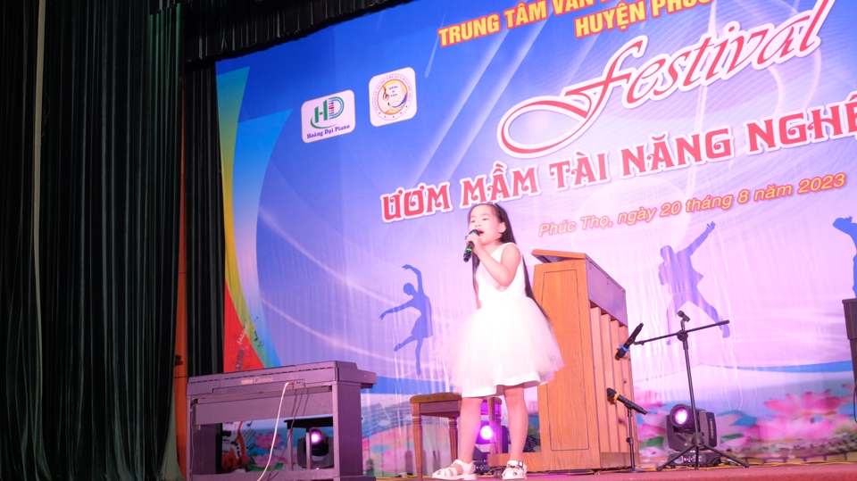 Gi&aacute;m đốc Trung t&acirc;m Văn ho&aacute; - Th&ocirc;ng tin v&agrave; Thể thao huyện Ph&uacute;c Thọ Nguyễn Minh Tuấn cho biết, li&ecirc;n hoan l&agrave; hoạt động thường ni&ecirc;n được địa phương tổ chức nhằm tạo s&acirc;n chơi bổ &iacute;ch, c&oacute; &yacute; nghĩa với c&aacute;c em học sinh. Đ&acirc;y cũng l&agrave; li&ecirc;n hoan c&oacute; quy m&ocirc; tổ chức lớn nhất từ trước đến nay.