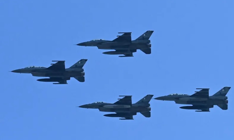 C&aacute;c m&aacute;y bay chiến đấu F-16 trong một cuộc diễn tập. Ảnh: AFP