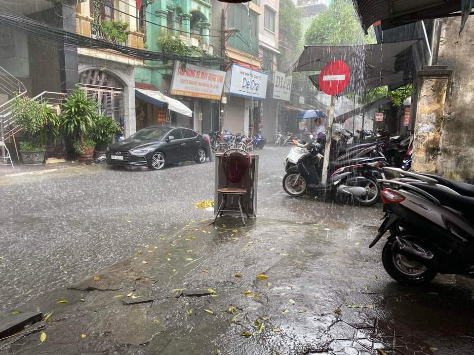 Hà Nội: Mưa to xối xả, cảnh báo ngập lụt khu vực nội thành sáng 20/8 - Ảnh 3