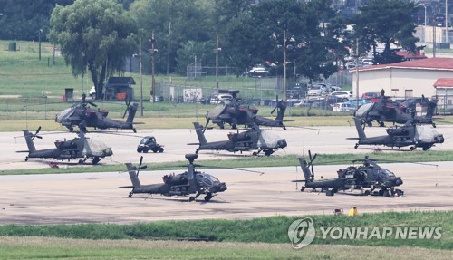 M&aacute;y bay trực thăng Apache của Mỹ xuất hiện tại Trại Humphreys ở Pyeongtaek, c&aacute;ch Seoul 60 km về ph&iacute;a nam, v&agrave;o ng&agrave;y 14/8. Ảnh: Yonhap