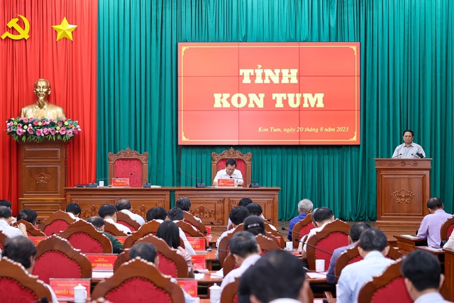 Thủ tướng Phạm Minh Ch&iacute;nh l&agrave;m việc với l&atilde;nh đạo chủ chốt tỉnh Kon Tum.