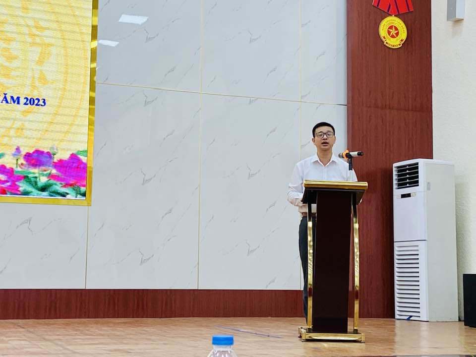 Ph&oacute; Chủ tịch UBND huyện Thanh Tr&igrave; Nguyễn Văn Hưng ph&aacute;t biểu tại lễ khai mạc.